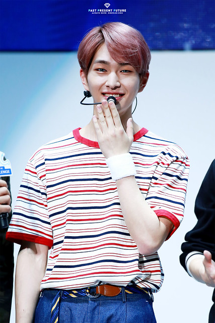 150528 Onew @ Samsung Play the Challenge 18426129689_c1a6f5355a_z